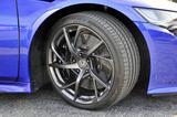 画像: タイヤは前後異サイズのコンチネンタル コンチ スポーツコンタクトを、専用の鍛造アルミホイールに履く。