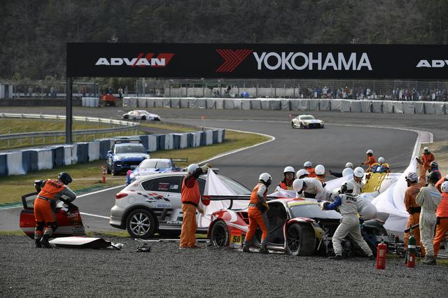 画像: 50号車フェラーリが大クラッシュ、ドライバー新田守男は無事救出された