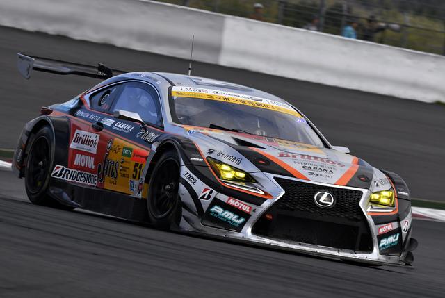 画像: 11号車が2回目のピットに入ると戦略的にペースアップする51号車の坪井翔