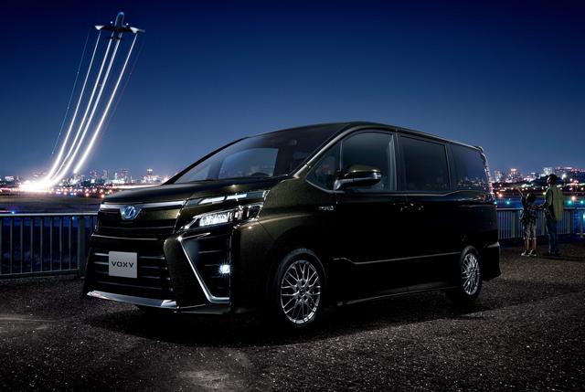 画像: 大振りなエアロバンパーが印象的なヴォクシーの最上級グレード ZS(ハイブリッド車)。