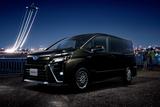 画像: 大振りなエアロバンパーが印象的なヴォクシーの最上級グレード ZS(ハイブリッド車)。