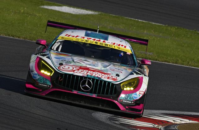 画像: 4号車が左フロントタイヤのバーストによりトップを11号車に明け渡す