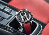 画像: ポルシェ911 GT2 RS クロノグラフ。文字盤はカーボン製で、デザインはメーターパネルとタコメーターをイメージしたという。
