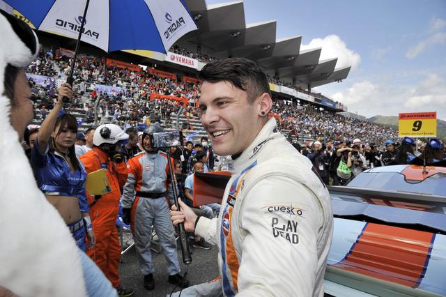 画像: グリッド上で自撮り棒を振り回す9号車ジョノ・レスター、陽気なニュージーランド人