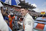 画像: グリッド上で自撮り棒を振り回す9号車ジョノ・レスター、陽気なニュージーランド人