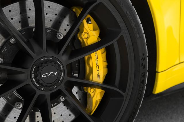 画像: モータースポーツ用に開発されたブレーキキャリパーは、フロントに対向6ピストン、リアに対向4ピストンを採用する。