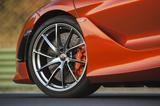 画像: カーボンセラミック製ブレーキディスク径はフロントに390mm、リアに380mmを装着。200→0km/hの停止時間は4.6秒。
