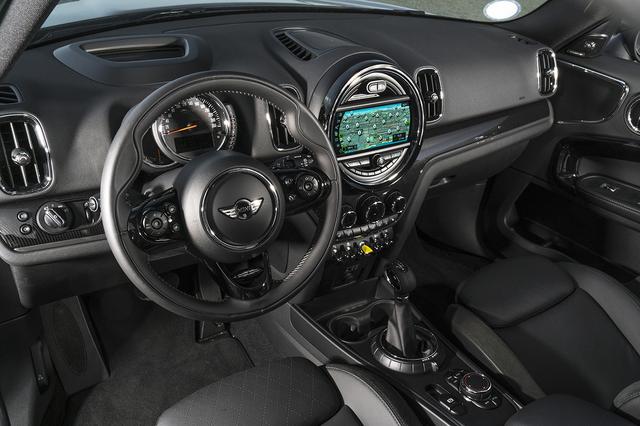 画像: MINIシリーズ特有の “トグルスイッチ”に配置されるスタータースイッチは、通常モデルの赤色からPHEV専用の黄色に変更。