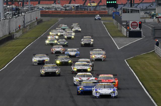 画像: GT300クラスのスタートシーン、合計30台!こっちの方が迫力あります