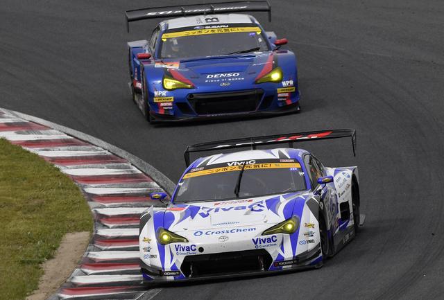 画像: 途中SCランを挟むもトップ2台の接近戦は変わらず続く