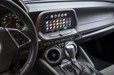 画像: エアコンルーバーはジェットエンジンを彷彿とさせるデザインとなった。タッチスクリーンは8インチとなり、インフォテインメント関連の機能が表示される。またApple CarPlayやAndroid Autoにも対応している。
