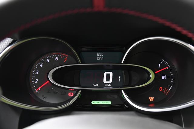 画像: R.S.ドライブを「スポーツ」「レース」にするとメーター内の「RENAULT SPORT」が点灯。