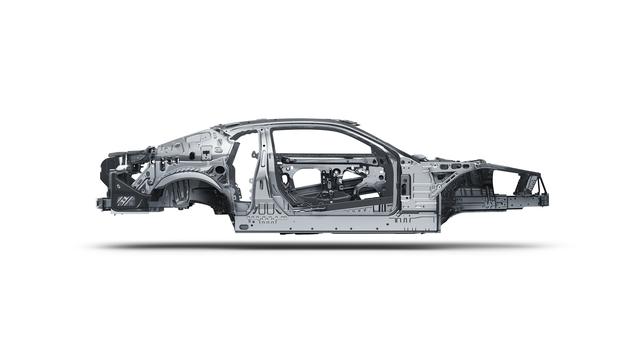 画像: アルミ&コンポジット素材の採用により、ホワイトボディで60.5kg、車両重量で90.7kg以上の軽量化を達成している。またフレーム剛性は28%強化された。