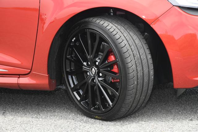 画像: ルーテシアR.S.シャシーカップのタイヤサイズは、205/40R18。試乗車はダンロップのスポーツMAXX RT2を装着。レッドブレーキキャリパーはシャシーカップとトロフィーに標準装備。
