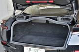 画像: トランク容量は270L。2個の大型ボストンバッグ+αくらいなら入る。奥上側にフタ付きの小物入れが2つある。