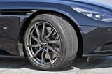 画像: タイヤは前後異サイズのBSポテンザS“007”。もちろんDB11専用。ブレーキローターはスリット入り。