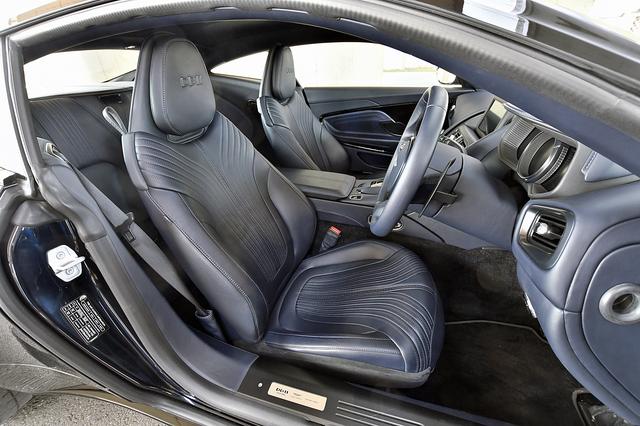 画像: ステッチが独特の本革シートはヒーター&ベンチレーション機構付き。ヘッドレストにはDB11のロゴを型押し。