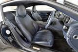 画像: ステッチが独特の本革シートはヒーター&ベンチレーション機構付き。ヘッドレストにはDB11のロゴを型押し。