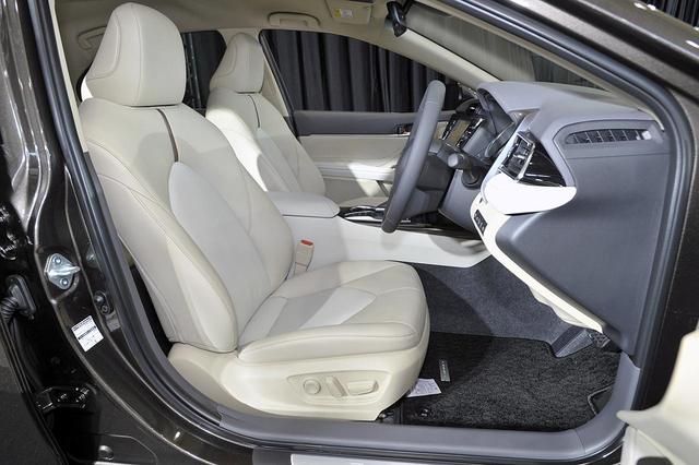 画像: G レザーパッケージは車名のとおり本革シートを採用。運転席は8ウエイ、助手席は4ウエイの電動アジャスト。
