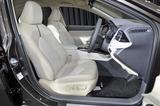 画像: G レザーパッケージは車名のとおり本革シートを採用。運転席は8ウエイ、助手席は4ウエイの電動アジャスト。