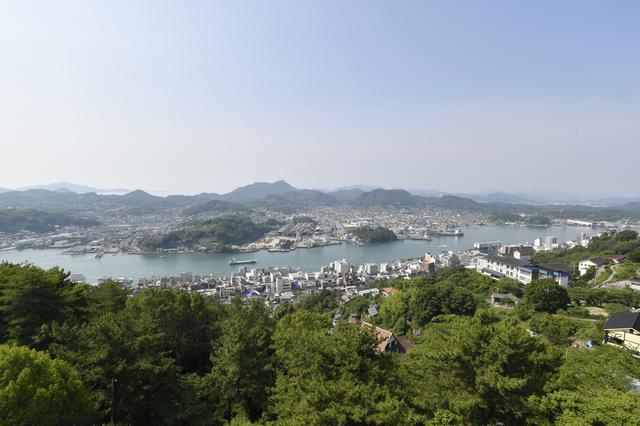 画像: 標高144.2mの千光寺山の展望台から尾道市内やしまなみ海道を望む。