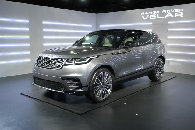 画像: 国内仕様の2018年モデルとしては最上級仕様の「ファーストエディション」は、1526万円ナリ。ベースとなるのは3.0LのスーパーチャージドV6を搭載した「Rダイナミック HSE」で、スポーティかつプレミアム感を高めたフロントバンパーなどは共通の仕様。それに22インチの大径ホイールを履くほか、特別なカラー(3色)が設定されている。もちろん運転支援を始めとする最新装備はてんこ盛りだ。