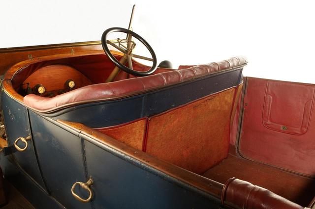 画像: 1910年製のアルファロメオ24HP。現存するこのクルマを見ると右ハンドルだったことがわかる。