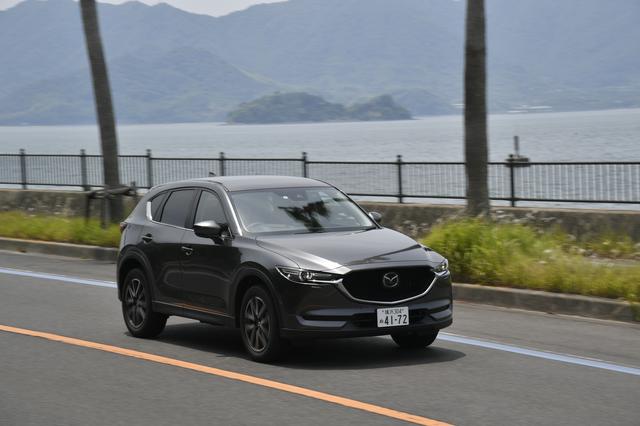 画像: 「ひょっこりひょうたん島」のモデルになった島をバックに快走する25S。低速トルクではディーゼルにかなわないが、100kg近く軽い車重で軽快に走る。