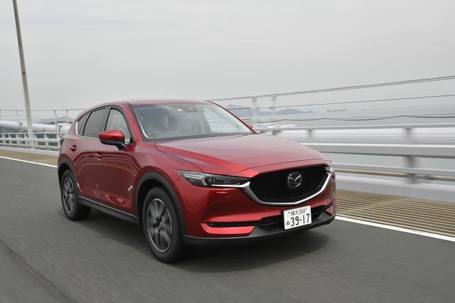 画像: 橋の上は横風が強いこともあるが、CX-5は直進安定性に優れ、安心して高速ツーリングを楽しめる。