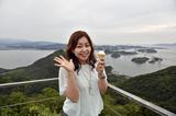 画像: 亀老山展望台で「藻塩のソフトクリーム」を食べる。バックに見えるのは四国。目的地は、もうすぐ!