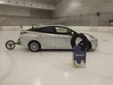 画像: 正確なアイス制動距離を測るため、リアに5輪と呼ばれる計測器を付けて試走した。