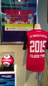 画像: ▲住友ゴム工業東京本社のエントランスに飾られているユニフォームとサッカーボール。