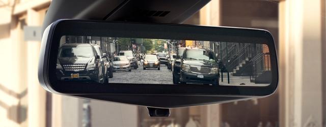 画像: 車内後部に搭載されたリアカメラの映像を映しだすルームミラー。
