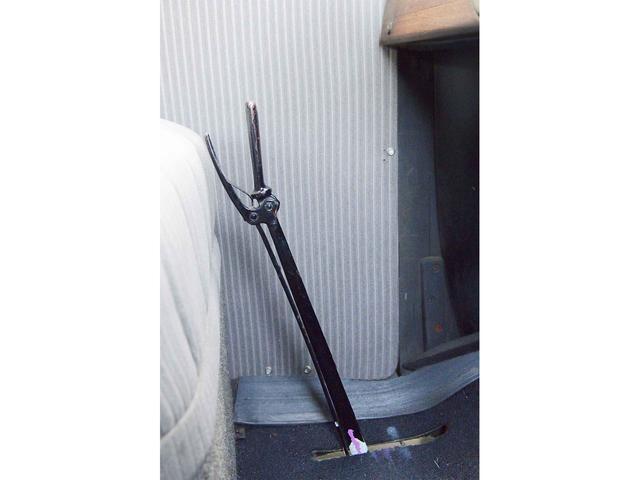 画像: ▲左手で操作するハンドレバー。手前に引いて駐車ブレーキ、中間でニュートラル、奥に押すとギアが接続する。