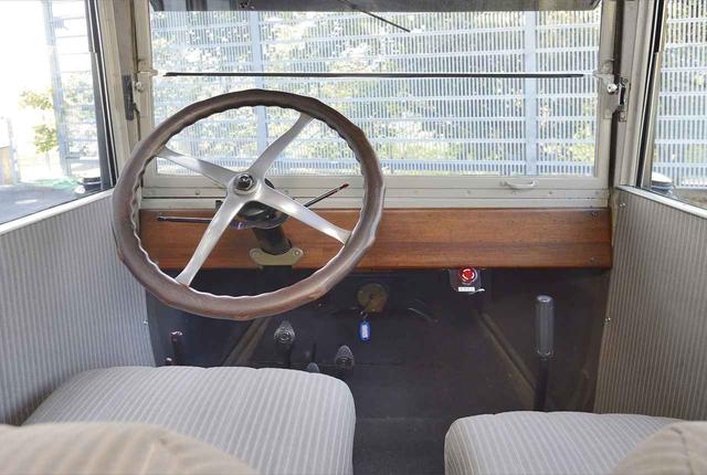 画像: ▲フォードモデルT センタードアセダン(1915)のインパネはこんな感じでシンプル。余計なものがなく、目の前に箱ガラスがあるので、クルマの運転席という印象はない。ハンドルは大径で、もちろんノンパワステだ。