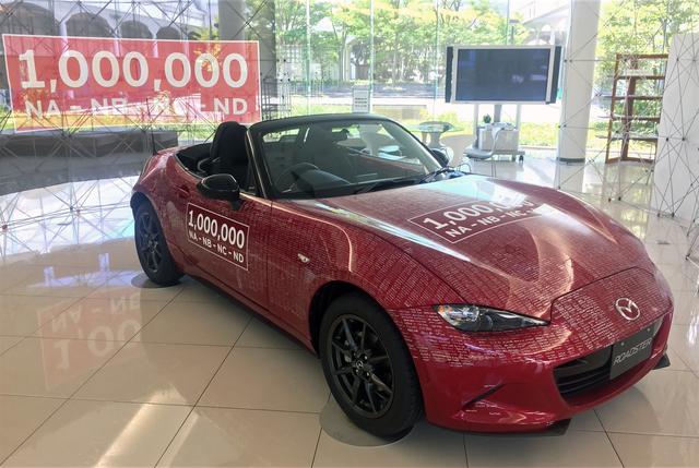 画像: ボディ全面に世界中の人の署名が入った、生産累計台数100万台到達記念のNDロードスター。