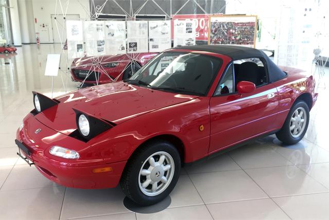 画像: とても28年前の車とは思えないほどキレイにレストアされたNAロードスター。