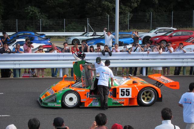 画像: ル・マン優勝車、787Bも高速周回路を走行してくれる…はず。