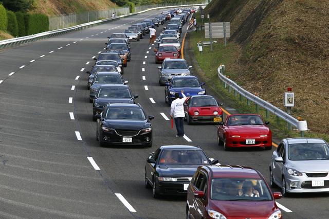 画像: 高速周回路での参加車両によるパレード