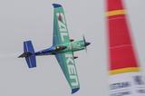 画像: カザンのコースを飛ぶ室屋選手と愛機エッジ540 V3。