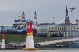 画像: ロシアの「スポーツの首都」として知られるカザンのコースを飛ぶ、チャンブリス選手。