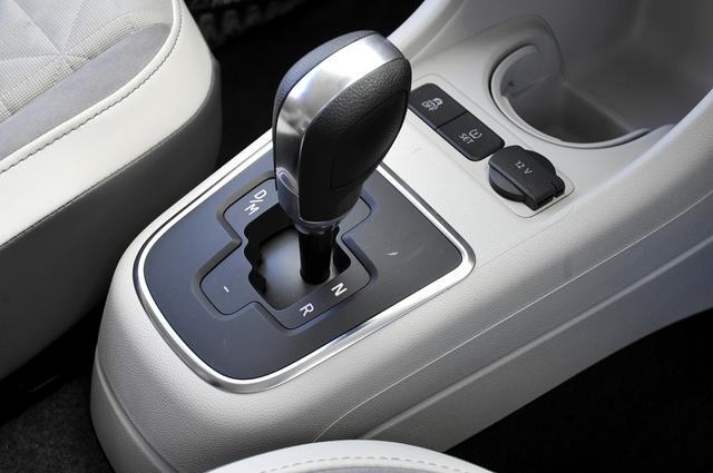 画像: トランスミッションは5速ASG(シングルクラッチAT)。変速はノブを左に倒し「M」モードにしてから奥に押してシフトアップ、手前に引いてダウン。