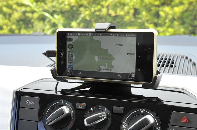 画像: スマホとの連携を強化したコンポジションフォン。専用アプリでナビのルート案内も可能。