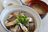 画像: 石巻で水揚げされたブランド食材を使った「金華さば漬け丼」(880円)。