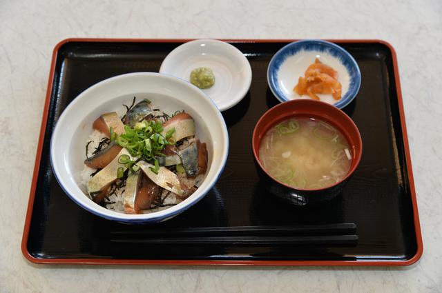 画像: 味噌汁とお漬け物も付く。