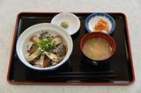 画像: 味噌汁とお漬け物も付く。