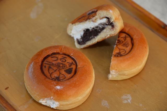 画像: 今年の春にリニューアルした人気メニュー「鶴巣あんぱん」(210円)。