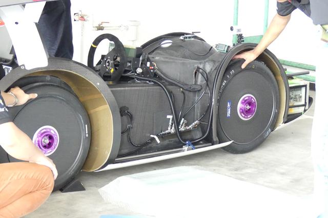 画像: ソーラーカー用タイヤ「ECOPIA with ologic」は90/80R16サイズ。空気圧は500kPa。ちなみにソーラーカー用タイヤはブリヂストンのほかにミシュラン、ダンロップ、シュワルベが提供しているそうだ。
