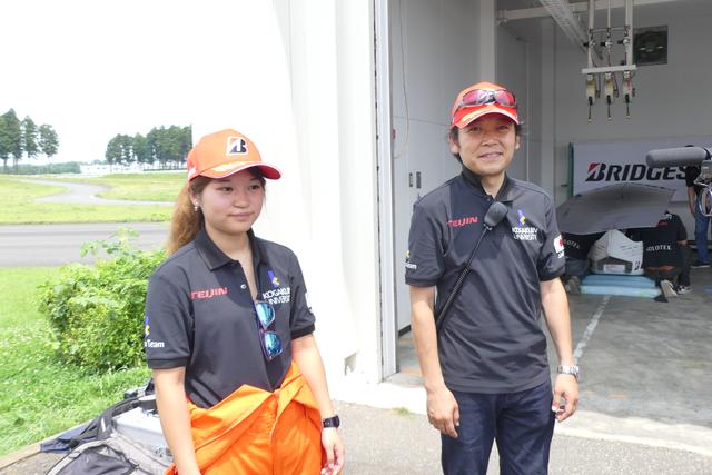 画像: 工学院大学ソーラーチームの濱根洋人准教授(右)と、石川はるかさん(3年)。石川さんはチーム史上初の女性ドライバー。「勝つ」ことが今回の目標。