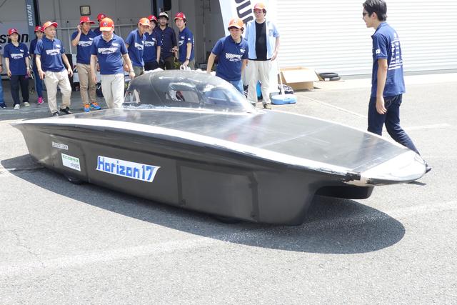 画像: 名古屋工業大学のソーラー車両「Horizon17」。カタマラン(双胴)タイプ。